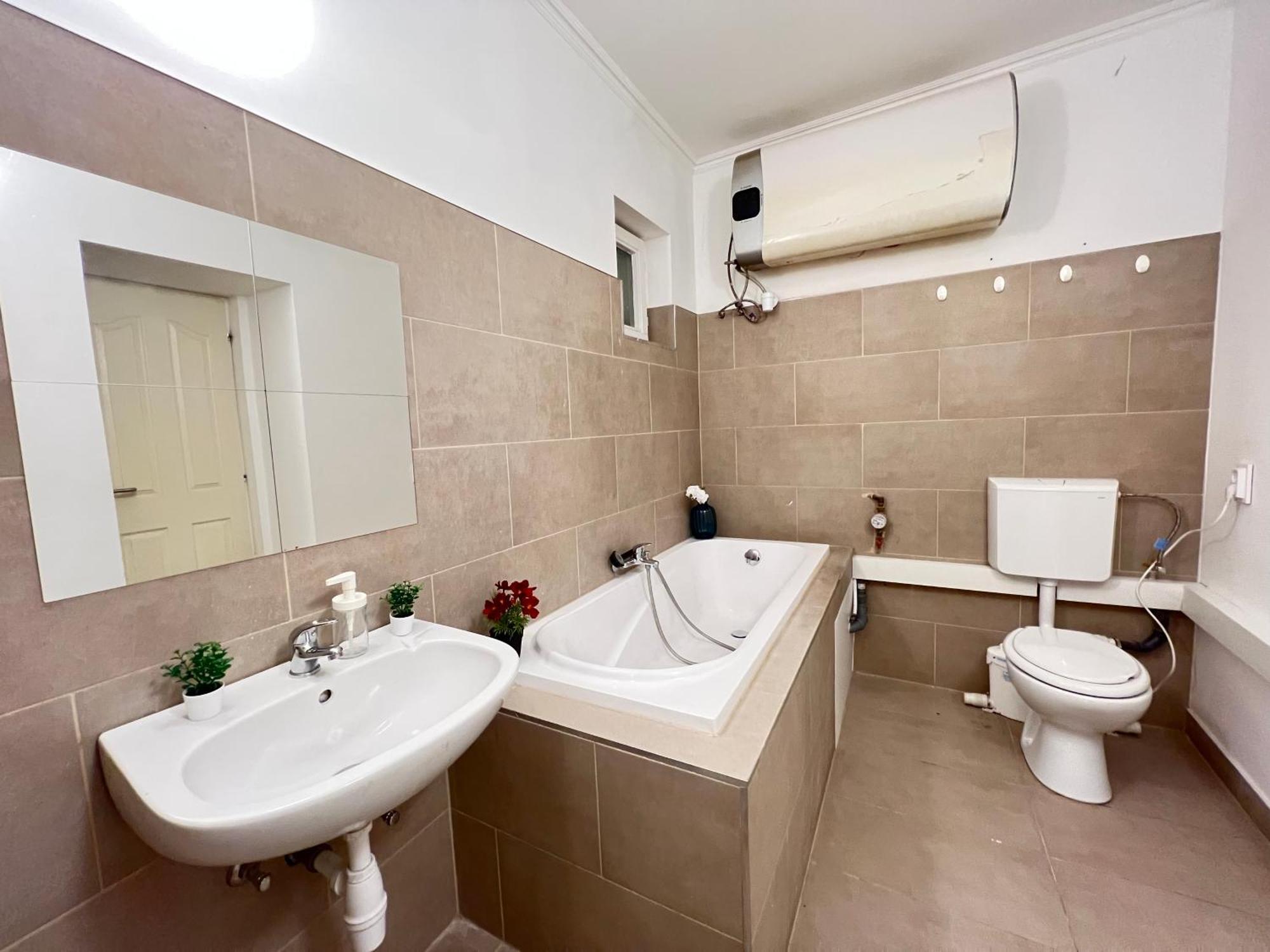Проживання в сім'ї Baross With Convenience And Style